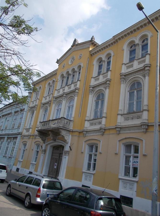 Voeroesmarty Ter Apartman Szekesfehervar Bagian luar foto
